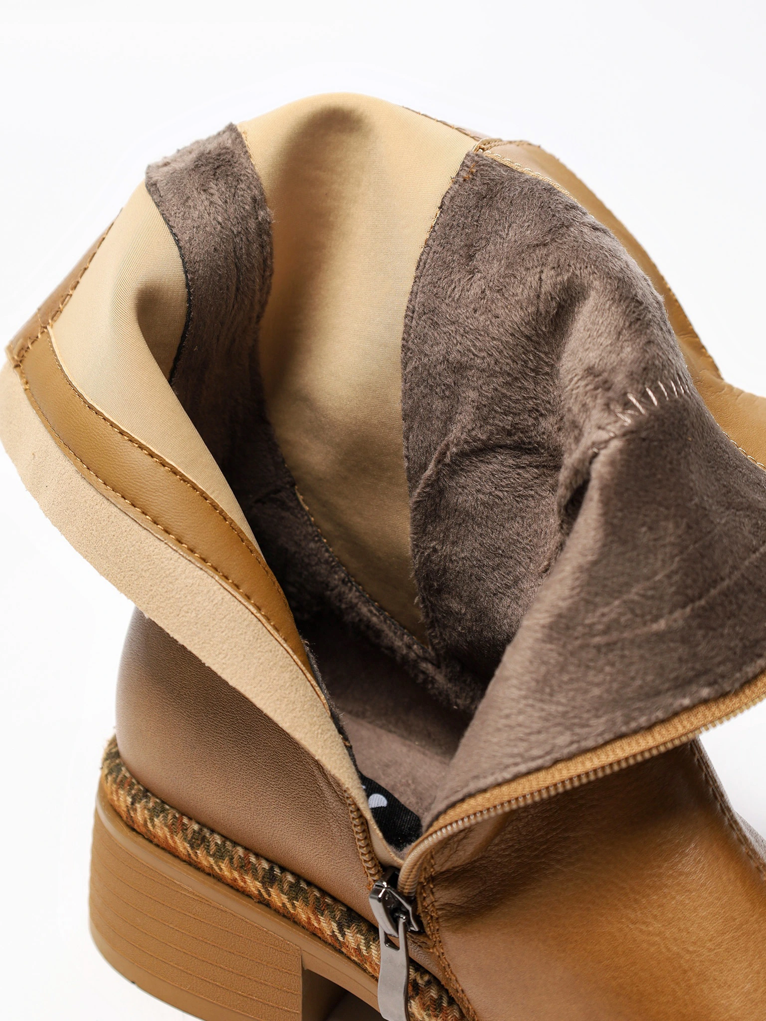 Ботинки светло-коричневого цвета на среднем широком каблуке